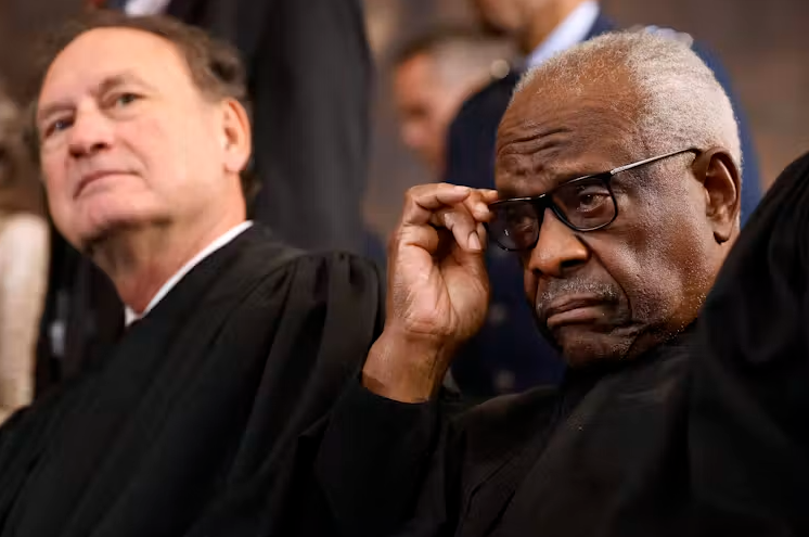 Justices Samuel Alito, left, and Clarence Thomas